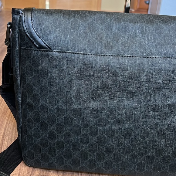 A198-  💯 % authentic Gucci messenger crossbody bag - Picture 7 of 16